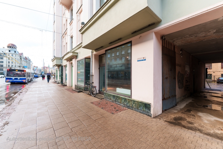 Sludinājumi. Tirdzniecības telpas uz aktīvā Brīvības un Miera ielas krustojuma.  + plaša tirdzniecības zāle; + Cena: 1293 EUR/mēn Foto #1