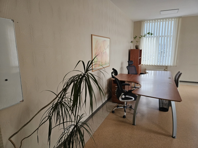 Sludinājumi. Tiek iznomāta plaša biroja telpa ar mēbelēm. Tā ir izvietota ēkas 2.stāvā un sastāv no 1 izolētas Cena: 400 EUR/mēn Foto #7