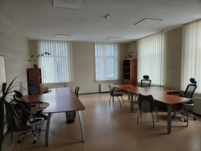 Sludinājumi. Tiek iznomāta plaša biroja telpa ar mēbelēm. Tā ir izvietota ēkas 2.stāvā un sastāv no 1 izolētas Cena: 400 EUR/mēn Foto #1