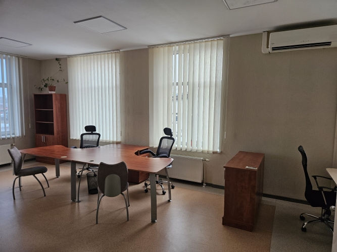 Sludinājumi. Tiek iznomāta plaša biroja telpa ar mēbelēm. Tā ir izvietota ēkas 2.stāvā un sastāv no 1 izolētas Cena: 400 EUR/mēn Foto #2