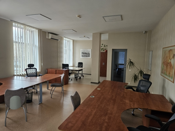 Sludinājumi. Tiek iznomāta plaša biroja telpa ar mēbelēm. Tā ir izvietota ēkas 2.stāvā un sastāv no 1 izolētas Cena: 400 EUR/mēn Foto #3