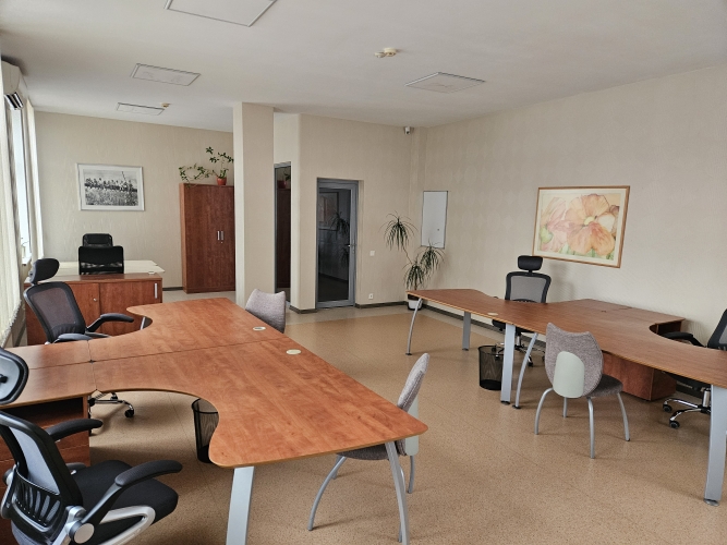 Sludinājumi. Tiek iznomāta plaša biroja telpa ar mēbelēm. Tā ir izvietota ēkas 2.stāvā un sastāv no 1 izolētas Cena: 400 EUR/mēn Foto #4