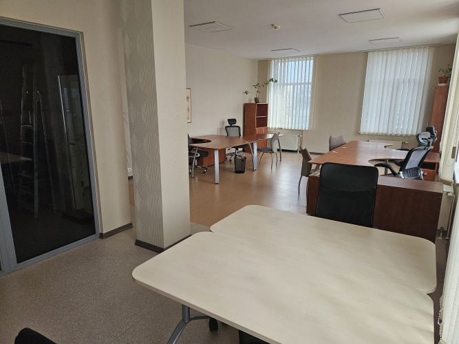 Sludinājumi. Tiek iznomāta plaša biroja telpa ar mēbelēm. Tā ir izvietota ēkas 2.stāvā un sastāv no 1 izolētas Cena: 400 EUR/mēn Foto #5