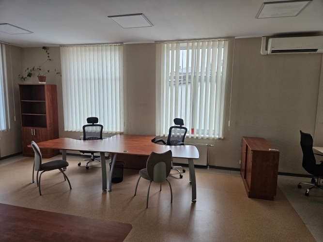 Sludinājumi. Tiek iznomāta plaša biroja telpa ar mēbelēm. Tā ir izvietota ēkas 2.stāvā un sastāv no 1 izolētas Cena: 400 EUR/mēn Foto #6