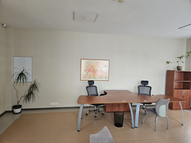 Sludinājumi. Tiek iznomāta plaša biroja telpa ar mēbelēm. Tā ir izvietota ēkas 2.stāvā un sastāv no 1 izolētas Cena: 400 EUR/mēn Foto #8