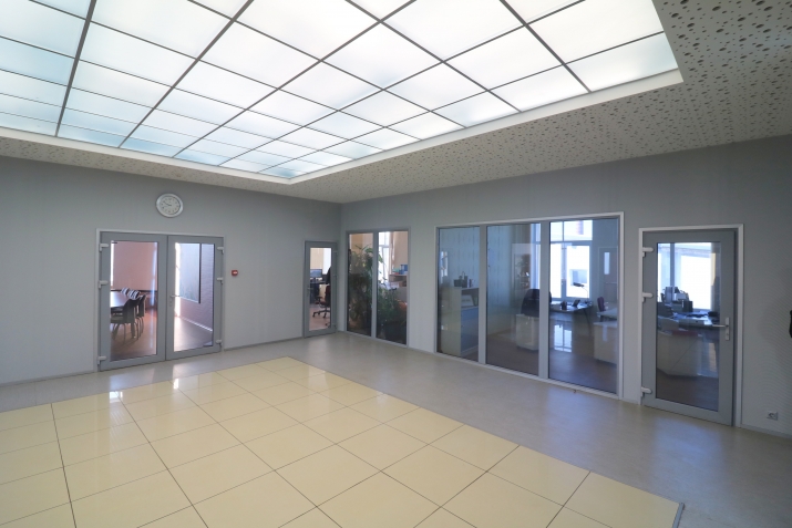 Sludinājumi. Tiek iznomāta plaša biroja telpa ar mēbelēm. Tā ir izvietota ēkas 2.stāvā un sastāv no 1 izolētas Cena: 400 EUR/mēn Foto #9