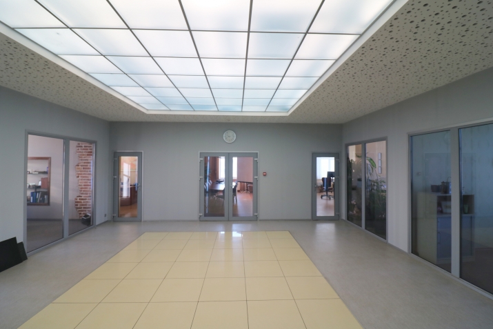 Sludinājumi. Tiek iznomāta biroja telpa ar mēbelēm. Tā ir izvietota ēkas 2.stāvā un sastāv no 1 izolētas telpas. Cena: 150 EUR/mēn Foto #9