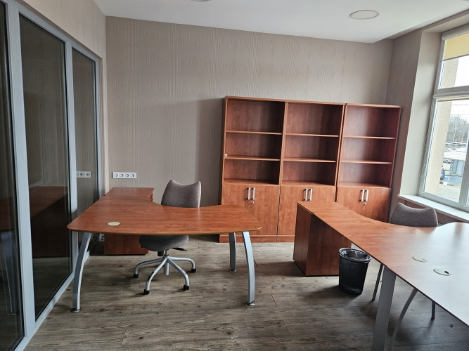 Sludinājumi. Tiek iznomāta biroja telpa ar mēbelēm. Tā ir izvietota ēkas 2.stāvā un sastāv no 1 izolētas telpas. Cena: 150 EUR/mēn Foto #5