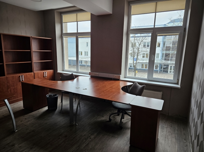 Sludinājumi. Tiek iznomāta biroja telpa ar mēbelēm. Tā ir izvietota ēkas 2.stāvā un sastāv no 1 izolētas telpas. Cena: 150 EUR/mēn Foto #2