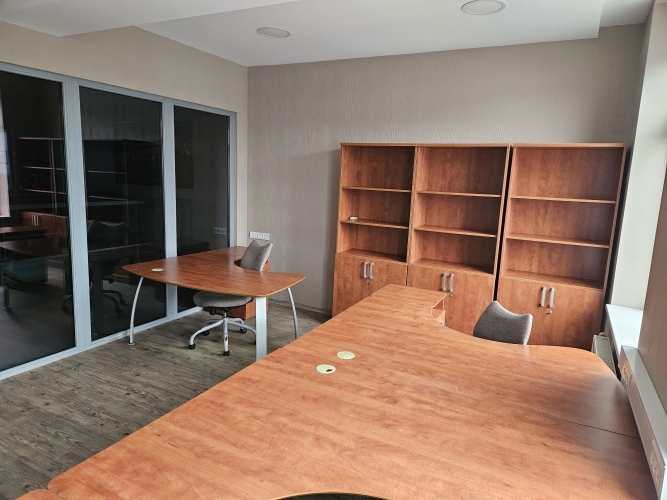 Sludinājumi. Tiek iznomāta biroja telpa ar mēbelēm. Tā ir izvietota ēkas 2.stāvā un sastāv no 1 izolētas telpas. Cena: 150 EUR/mēn Foto #4