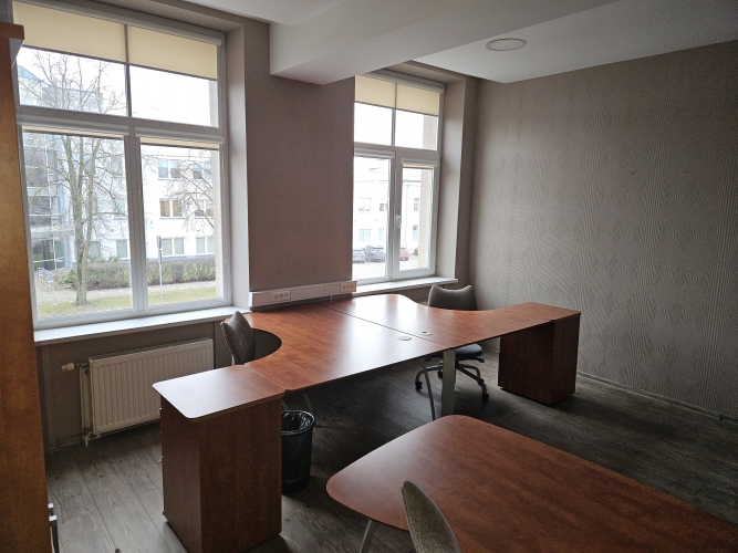 Sludinājumi. Tiek iznomāta biroja telpa ar mēbelēm. Tā ir izvietota ēkas 2.stāvā un sastāv no 1 izolētas telpas. Cena: 150 EUR/mēn Foto #3