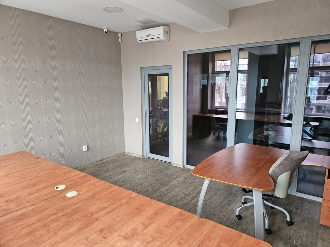 Sludinājumi. Tiek iznomāta biroja telpa ar mēbelēm. Tā ir izvietota ēkas 2.stāvā un sastāv no 1 izolētas telpas. Cena: 150 EUR/mēn Foto #6