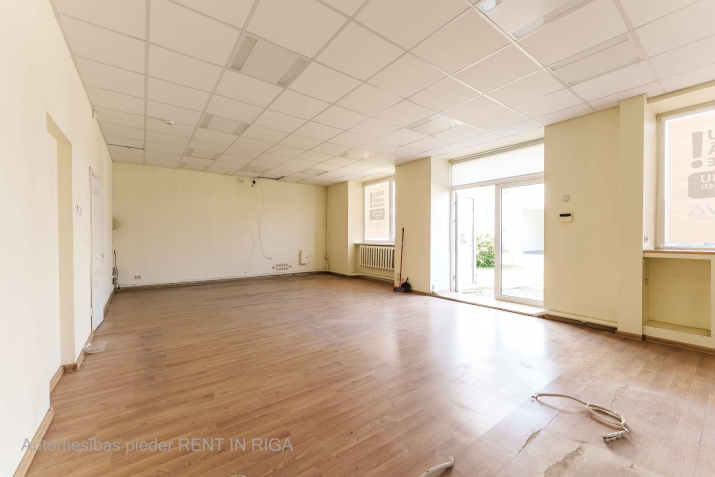 Sludinājumi. Daudzfunkcionālas komercplatības Purvciemā, blakus t/c Domina.  Piedāvājam nomai autonomas Cena: 400 EUR/mēn Foto #2