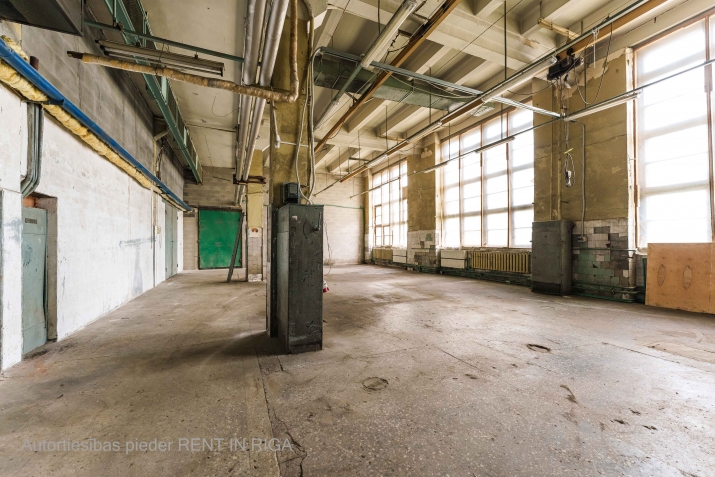 Sludinājumi. Daudzfunkcionālas komercplatības Purvciemā, blakus t/c Domina, bez apkures.  Piedāvājam nomai Cena: 855 EUR/mēn Foto #4