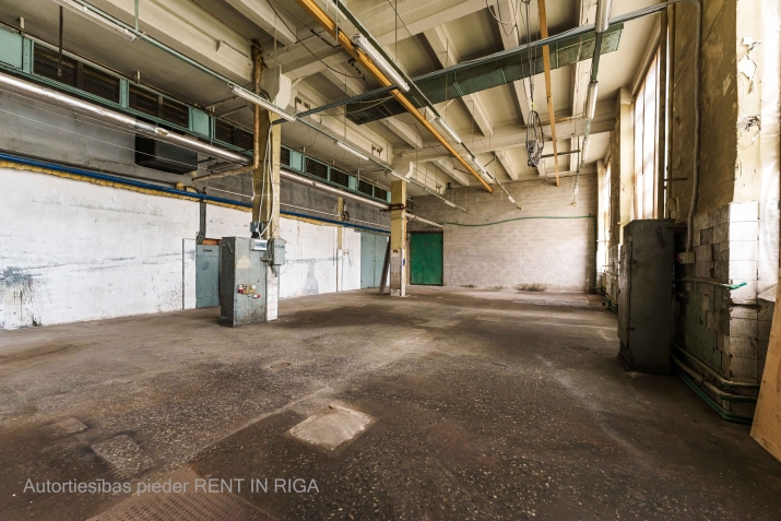 Sludinājumi. Daudzfunkcionālas komercplatības Purvciemā, blakus t/c Domina, bez apkures.  Piedāvājam nomai Cena: 855 EUR/mēn Foto #2