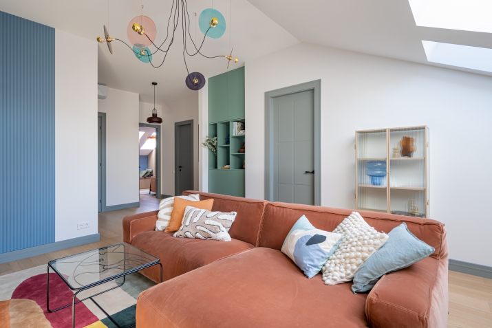 Sludinājumi. Pilnībā aprīkots dizaina dzīvoklis ar autostāvvietu Rīgas centrā.  Ilgtermiņa īrei tiek piedāvāts Cena: 1670 EUR/mēn Foto #4