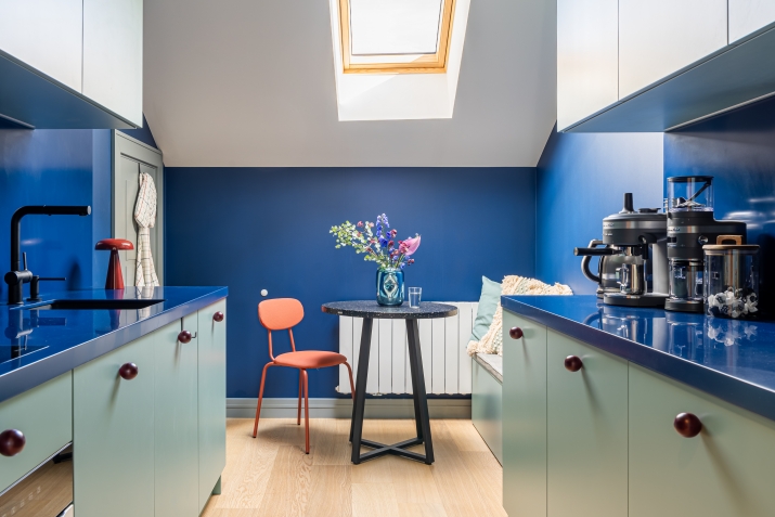 Sludinājumi. Pilnībā aprīkots dizaina dzīvoklis ar autostāvvietu Rīgas centrā.  Ilgtermiņa īrei tiek piedāvāts Cena: 1670 EUR/mēn Foto #1