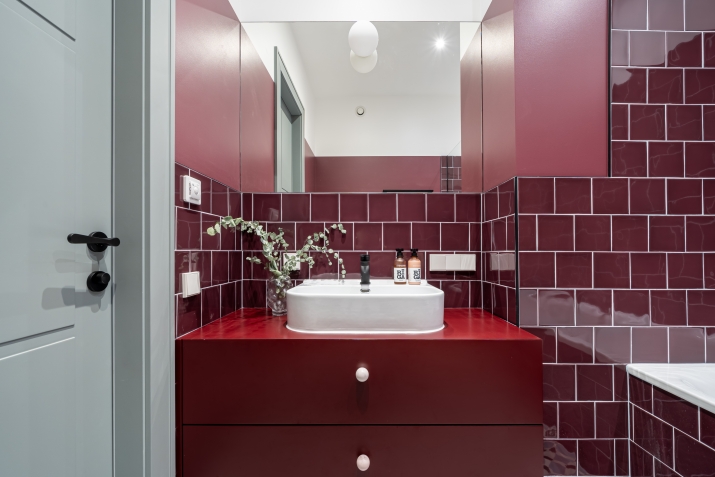 Sludinājumi. Pilnībā aprīkots dizaina dzīvoklis ar autostāvvietu Rīgas centrā.  Ilgtermiņa īrei tiek piedāvāts Cena: 1670 EUR/mēn Foto #9