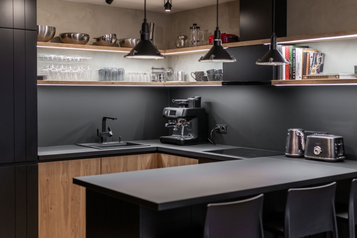 Sludinājumi. Unikāls 3 līmeņu dzīvoklis ar terasi un divām stāvvietām Rīgas centrā.  Piedāvājumā ekskluzīvs, Cena: 3000 EUR/mēn Foto #4