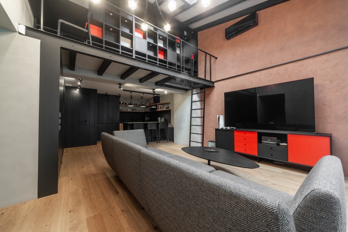 Sludinājumi. Unikāls 3 līmeņu dzīvoklis ar terasi un divām stāvvietām Rīgas centrā.  Piedāvājumā ekskluzīvs, Cena: 3000 EUR/mēn Foto #1