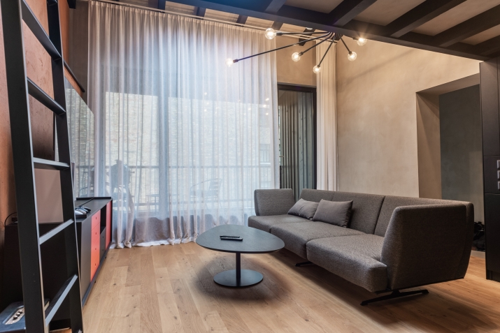 Sludinājumi. Unikāls 3 līmeņu dzīvoklis ar terasi un divām stāvvietām Rīgas centrā.  Piedāvājumā ekskluzīvs, Cena: 3000 EUR/mēn Foto #3