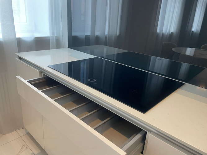 Sludinājumi. \'Elizabetes Rezidence\', viena no spilgtākajām Rīgas arhitektūras mantojuma pērlēm, celta 19. Cena: 2278 EUR/mēn Foto #9