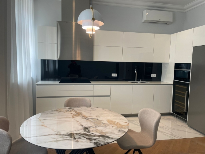 Sludinājumi. \'Elizabetes Rezidence\', viena no spilgtākajām Rīgas arhitektūras mantojuma pērlēm, celta 19. Cena: 2278 EUR/mēn Foto #2