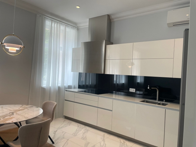 Sludinājumi. \'Elizabetes Rezidence\', viena no spilgtākajām Rīgas arhitektūras mantojuma pērlēm, celta 19. Cena: 2278 EUR/mēn Foto #3