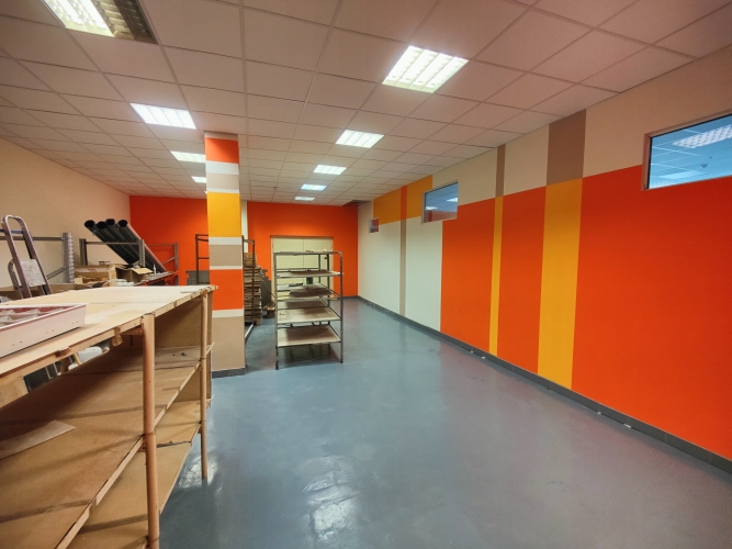 Sludinājumi. Apsildāma ražošanas vai noliktavas telpa 2.stāvā.  - viena liela telpa; - tikko izremontēta; - Cena: 385 EUR/mēn Foto #2