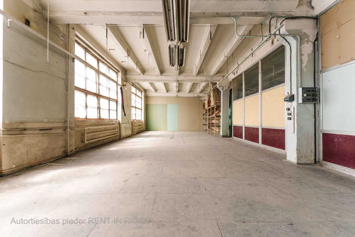 Sludinājumi. Daudzfunkcionālas komercplatības Purvciemā, blakus t/c Domina, bez apkures.  Piedāvājam nomai Cena: 350 EUR/mēn Foto #2