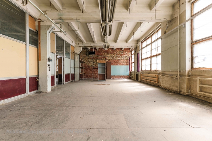 Sludinājumi. Daudzfunkcionālas komercplatības Purvciemā, blakus t/c Domina, bez apkures.  Piedāvājam nomai Cena: 350 EUR/mēn Foto #3