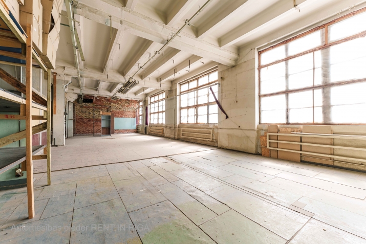 Sludinājumi. Daudzfunkcionālas komercplatības Purvciemā, blakus t/c Domina, bez apkures.  Piedāvājam nomai Cena: 350 EUR/mēn Foto #1