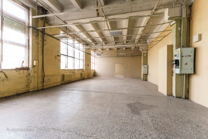 Sludinājumi. Daudzfunkcionālas komercplatības Purvciemā, blakus t/c Domina, bez apkures.  Piedāvājam nomai Cena: 425 EUR/mēn Foto #1