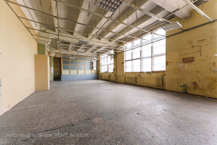 Sludinājumi. Daudzfunkcionālas komercplatības Purvciemā, blakus t/c Domina, bez apkures.  Piedāvājam nomai Cena: 425 EUR/mēn Foto #2