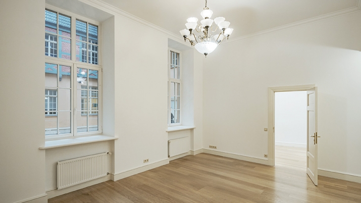 Sludinājumi. Reprezentablas biroju telpas vēsturiskā biroju un komerctelpu ēkā, Vaļņu ielā 3.  Ēka celta 1912. Cena: 2638 EUR/mēn Foto #4