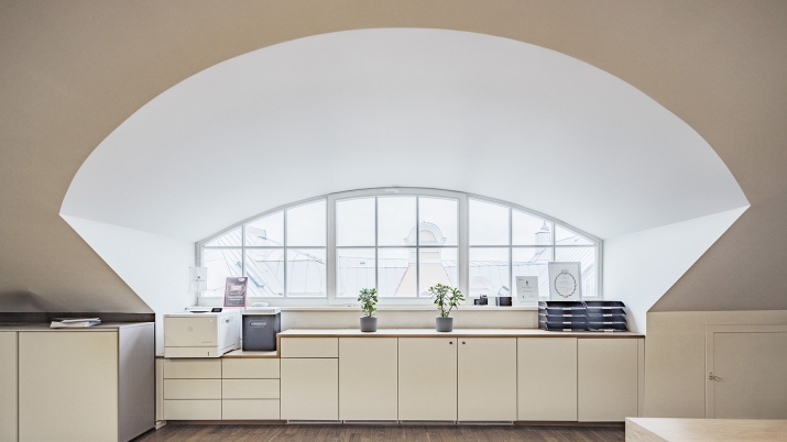 Sludinājumi. Reprezentablas biroju telpas vēsturiskā biroju un komerctelpu ēkā, Vaļņu ielā 3.  Ēka celta 1912. Cena: 2638 EUR/mēn Foto #3