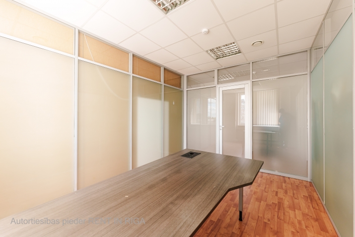 Sludinājumi. Birojs 5. stāvā, ar liftu pie t/c Domina.  Ir vieta korispondencei.  Ēkā izvietots pusdienu Cena: 96 EUR/mēn Foto #2