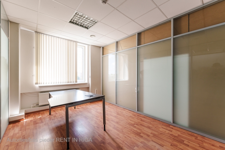 Sludinājumi. Birojs 5. stāvā, ar liftu pie t/c Domina.  Ir vieta korispondencei.  Ēkā izvietots pusdienu Cena: 96 EUR/mēn Foto #1