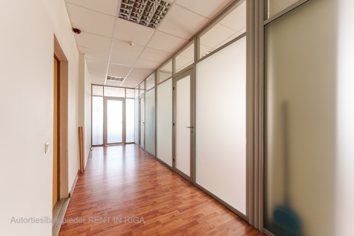 Sludinājumi. Birojs 5. stāvā, ar liftu pie t/c Domina.  Ir vieta korispondencei.  Ēkā izvietots pusdienu Cena: 96 EUR/mēn Foto #3