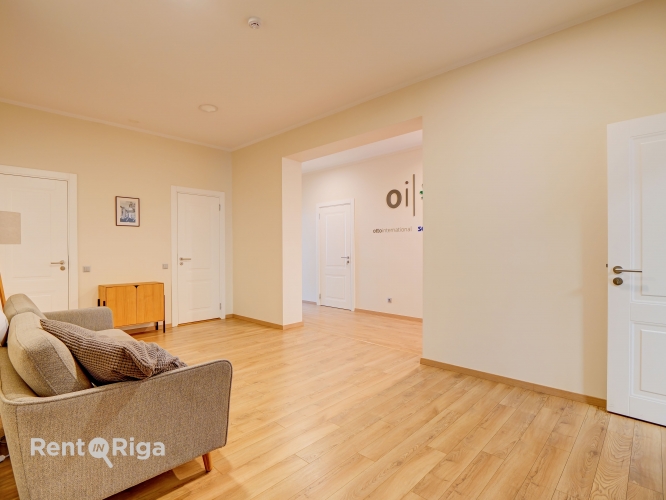 Sludinājumi. Pārdod mājīgu un pilnībā gatavu biroja ēku Klīversalā.  Tiek piedāvāta īpašums ar iežogotu pagalmu Cena: 659000 EUR Foto #2