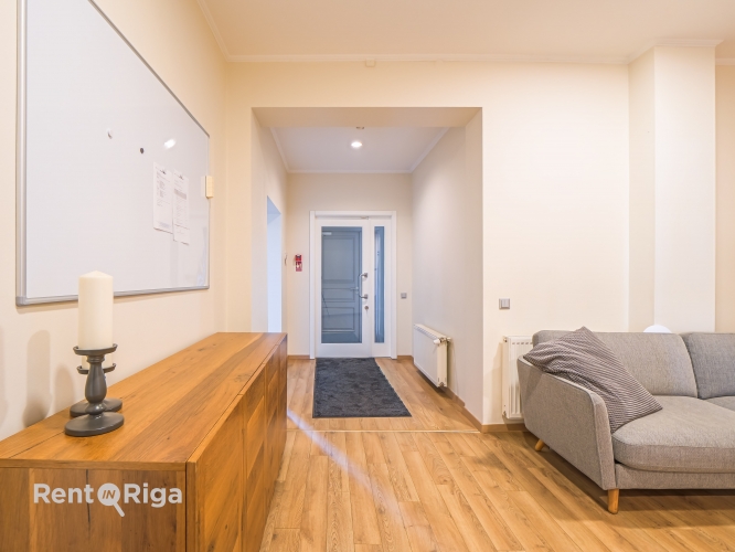 Sludinājumi. Pārdod mājīgu un pilnībā gatavu biroja ēku Klīversalā.  Tiek piedāvāta īpašums ar iežogotu pagalmu Cena: 659000 EUR Foto #3