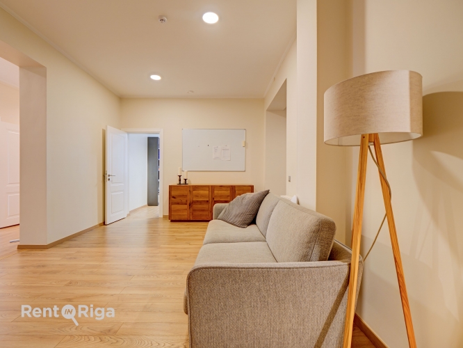 Sludinājumi. Pārdod mājīgu un pilnībā gatavu biroja ēku Klīversalā.  Tiek piedāvāta īpašums ar iežogotu pagalmu Cena: 659000 EUR Foto #4