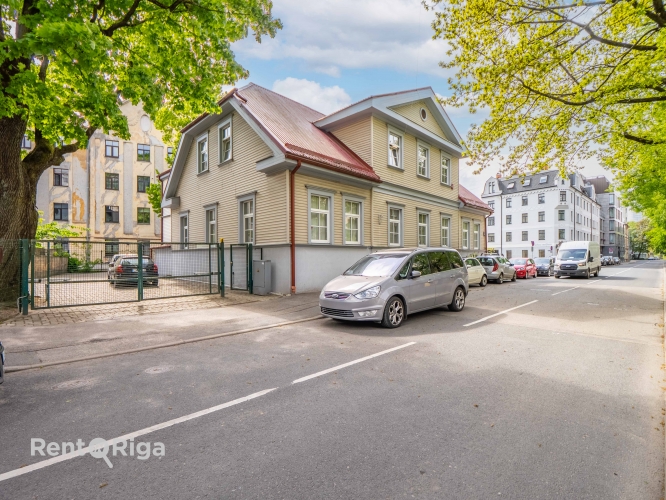 Sludinājumi. Pārdod mājīgu un pilnībā gatavu biroja ēku Klīversalā.  Tiek piedāvāta īpašums ar iežogotu pagalmu Cena: 659000 EUR Foto #1