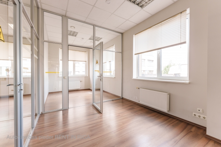 Sludinājumi. Gaišas un kvalitatīvas biroja telpas ar nelielu virtuves zonu Purvciemā, netālu no tirdzniecības Cena: 871 EUR/mēn Foto #7