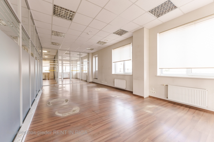 Sludinājumi. Gaišas un kvalitatīvas biroja telpas ar nelielu virtuves zonu Purvciemā, netālu no tirdzniecības Cena: 871 EUR/mēn Foto #8