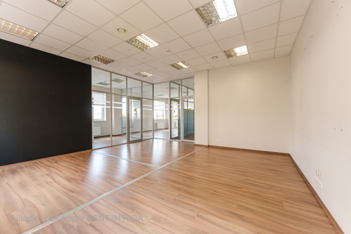 Sludinājumi. Gaišas un kvalitatīvas biroja telpas ar nelielu virtuves zonu Purvciemā, netālu no tirdzniecības Cena: 871 EUR/mēn Foto #1