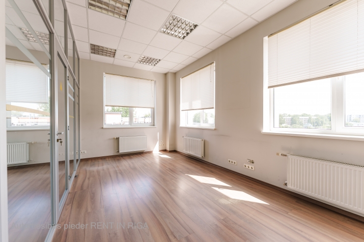 Sludinājumi. Gaišas un kvalitatīvas biroja telpas ar nelielu virtuves zonu Purvciemā, netālu no tirdzniecības Cena: 871 EUR/mēn Foto #9