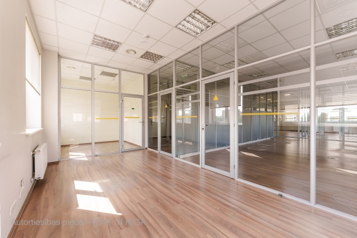 Sludinājumi. Gaišas un kvalitatīvas biroja telpas ar nelielu virtuves zonu Purvciemā, netālu no tirdzniecības Cena: 871 EUR/mēn Foto #6