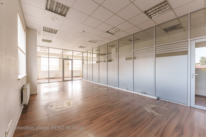 Sludinājumi. Gaišas un kvalitatīvas biroja telpas ar nelielu virtuves zonu Purvciemā, netālu no tirdzniecības Cena: 871 EUR/mēn Foto #3