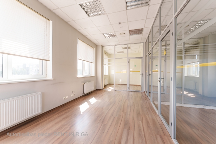 Sludinājumi. Gaišas un kvalitatīvas biroja telpas ar nelielu virtuves zonu Purvciemā, netālu no tirdzniecības Cena: 871 EUR/mēn Foto #4